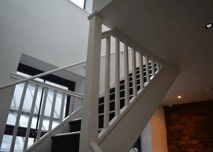Spacious Shude Hill With Balcony